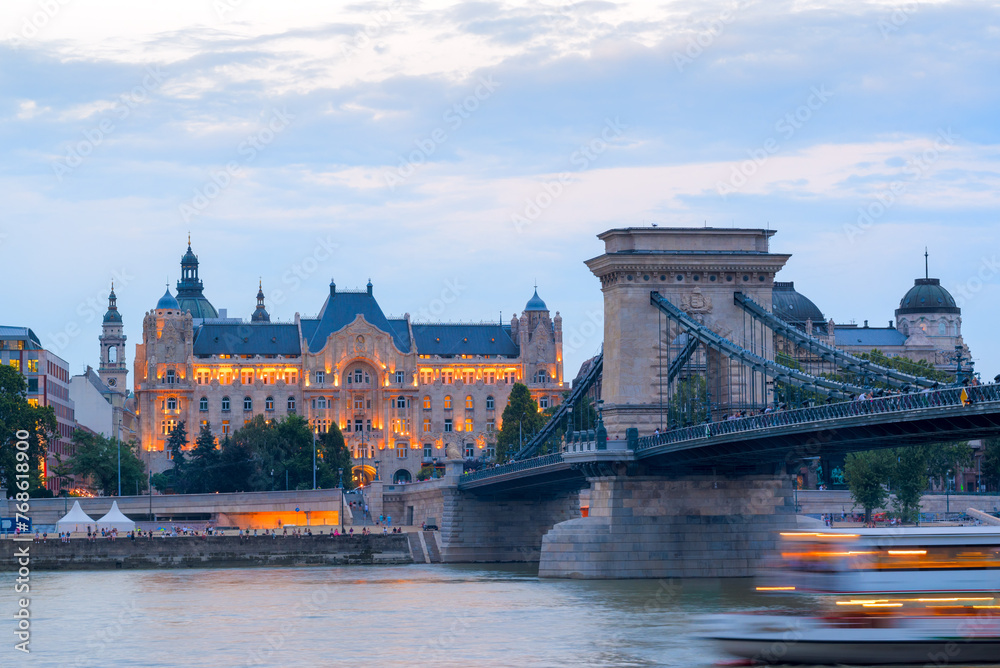 Fototapeta premium Gresham palace and Chain bridge