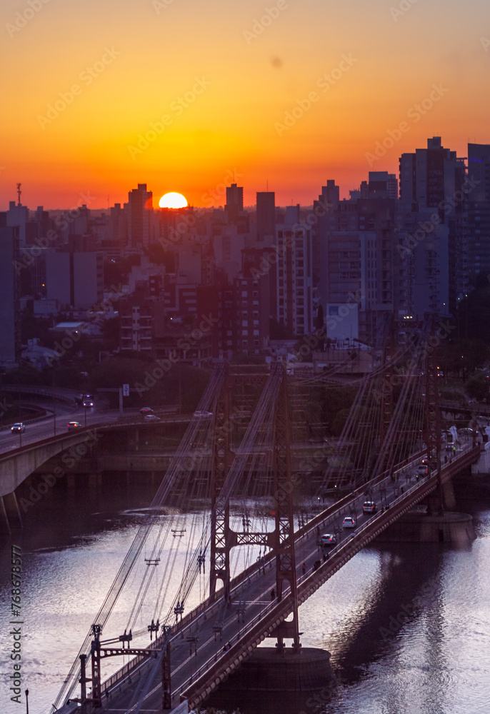Naklejka premium El puente colgante de Santa Fe , Argentina, puesta de sol del día 25 de Marzo luego de las 18 p.m.