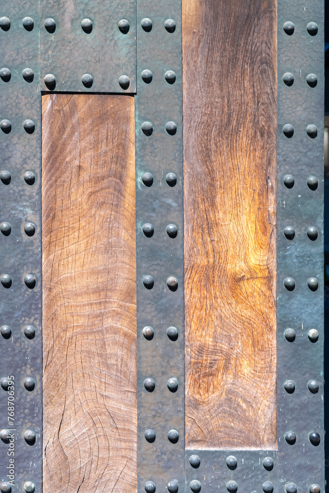 Fototapeta premium 鉄の金具で鋲留めされた木材