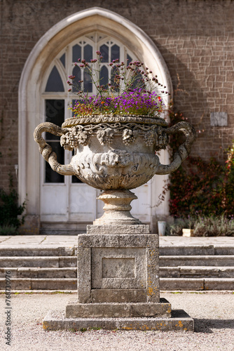 Obraz na płótnie antique Stone urn garden planter withflowers in English garden w salonie