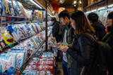 日本のアニメ文化を体験する外国人観光客