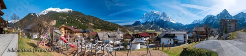 Lermoos in Tirol im Frühling mit Zugspitze in den Alpen, Österreich