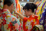 日本の伝統を体験する外国人観光客