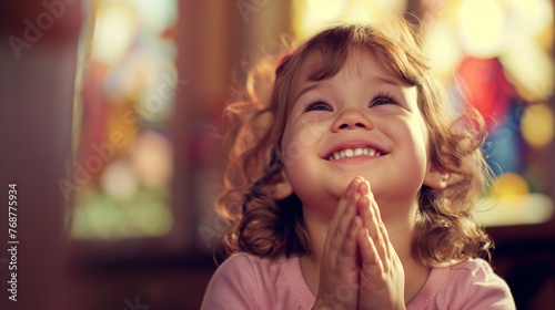 Criança orando alegremente na igreja 
