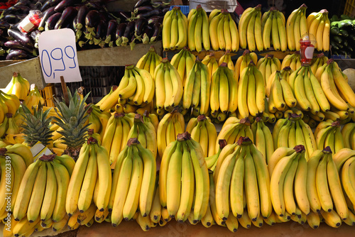 Obraz na płótnie Bunch of Ripe Yellow Bananas at Grocery Shop w salonie