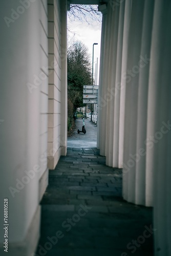 Valokuva Open, narrow walkway in the evening