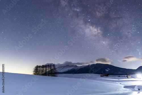 嬬恋高原カラマツの丘から月光に照らされた雪原に昇る天の川 © Umibozze