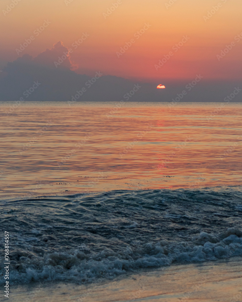 Obraz premium Shot of the dramatic sunrise by the sea. Nature