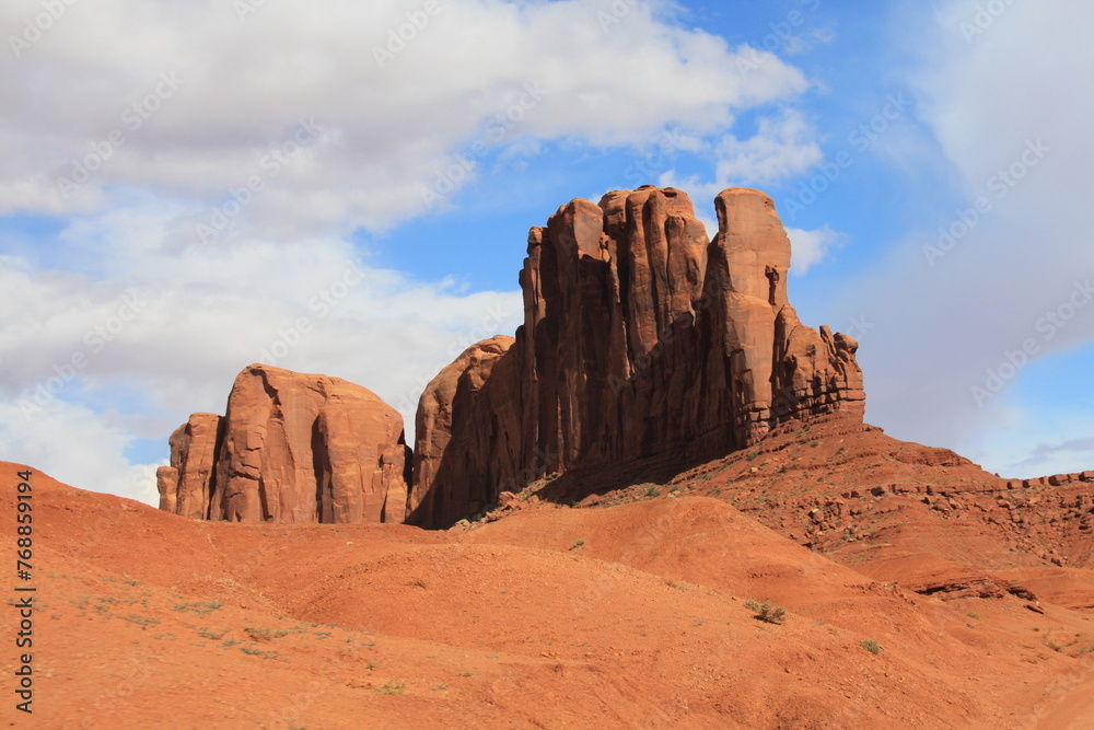 Le magnifique site Monument Valley dans l'Ouest Américain situé entre l'Arizona et l'Utah Le magnifique site Monument Valley dans l'Ouest Américain situé entre l'Arizona et l'Utah