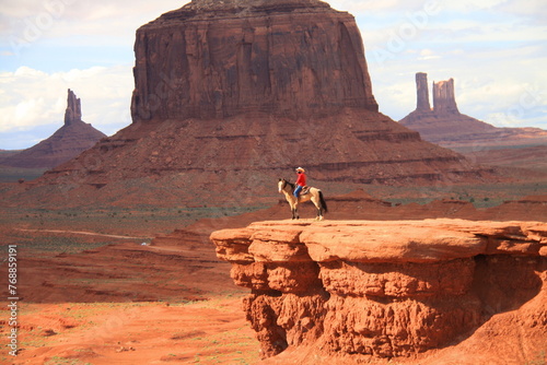 Le magnifique site Monument Valley dans l'Ouest Américain situé entre l'Arizona et l'Utah photo