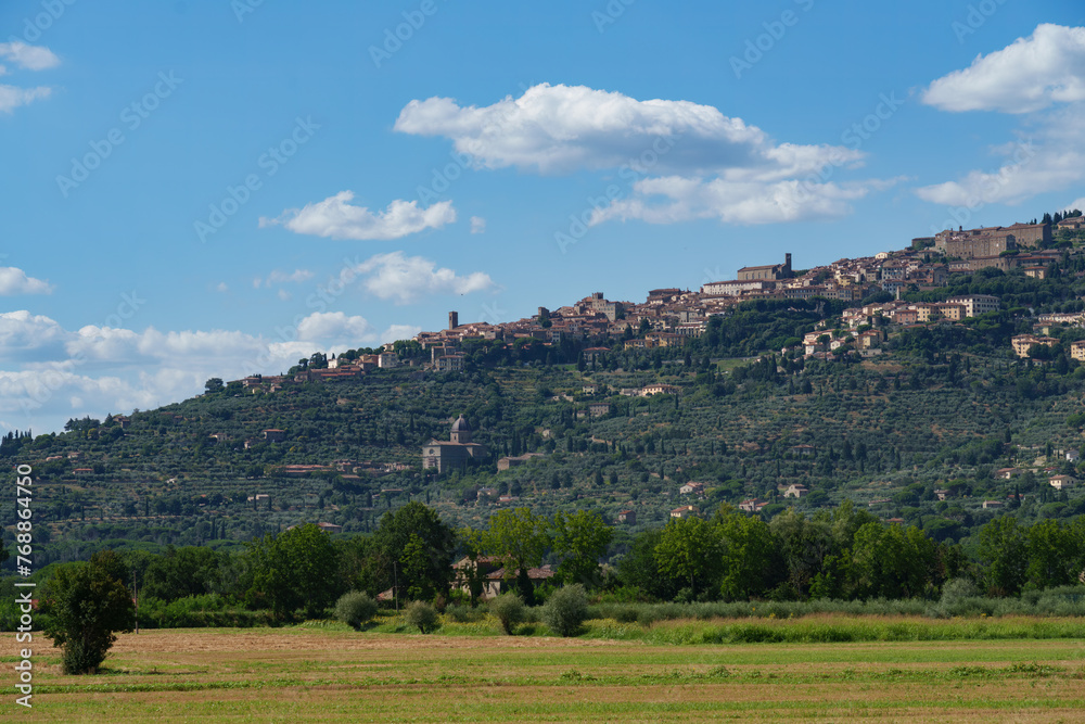 Naklejka premium Rural landscape along a country road from Trasimeno lake to Cortona