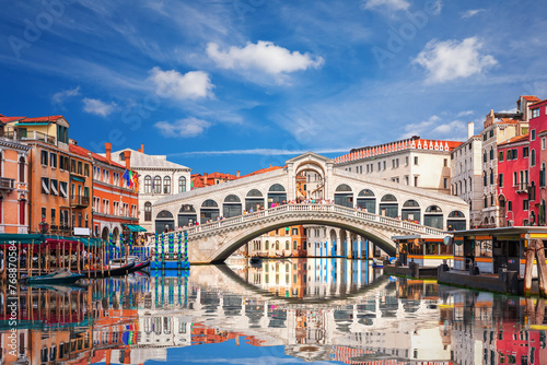 Obraz na płótnie The Rialto bridge panorama at sunny day, Venice, Italy w salonie