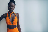Afroamerikanisches Wäsche Model in edler sexy leuchtenden orangen Unterwäsche, ai generativ