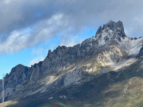 Vista panorámicas de las montañas nevadas de los Picos de Europa. España. León 