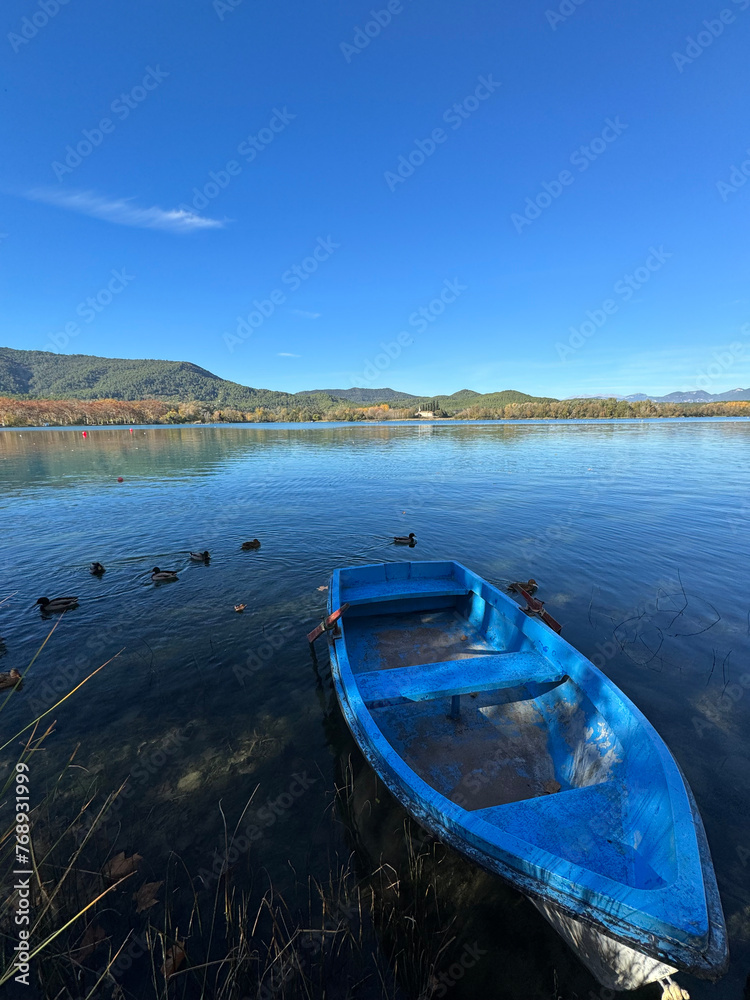 Obraz premium Paseo por el estanque de Banyoles, con barcas de madera amarradas. Cataluña. España.
