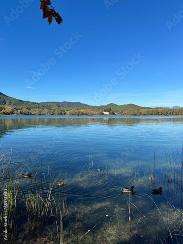 Paseo por el estanque de Banyoles, con barcas de madera amarradas. Cataluña. España.