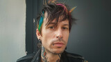 
homem gótico punk rocker com cabelo ruivo, muitas tatuagens