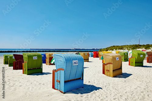 Fototapeta Naklejka Na Ścianę i Meble -  Helgoland Düne Strandkörbe mit Helgoland im Hintergrund