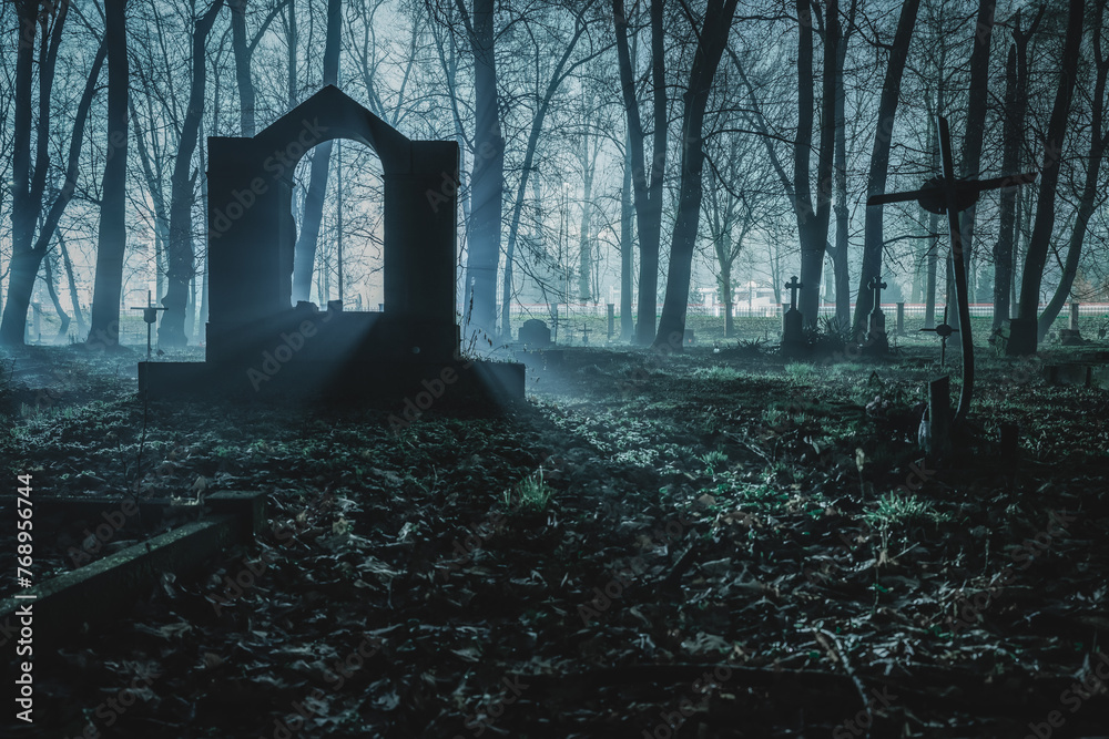 stary cmentarz we mgle nocą - obrazy, fototapety, plakaty 
