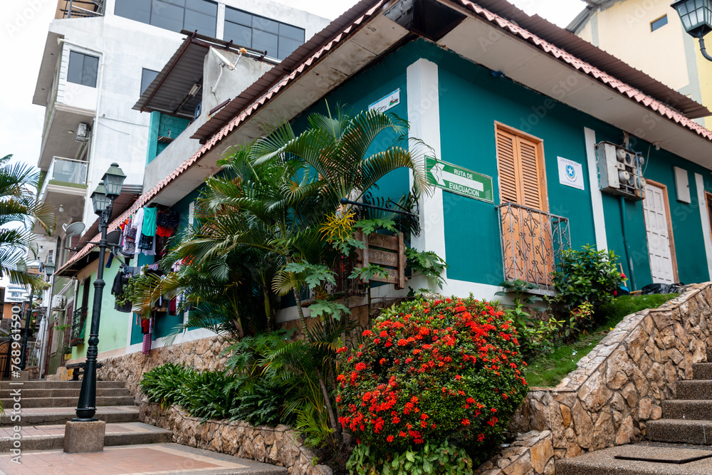 Casa colorida en las escaleras de Cerro Santa Ana, Guayaquil, Ecuador