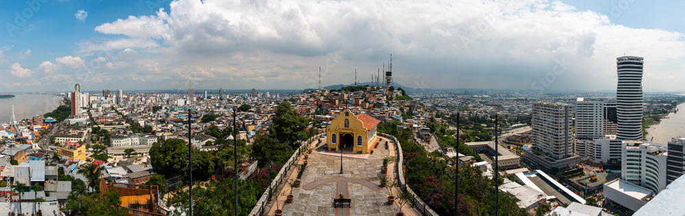 Fototapeta premium Panorámica de la iglesia de Cerro Santa Ana, Guayaquil, Ecuador