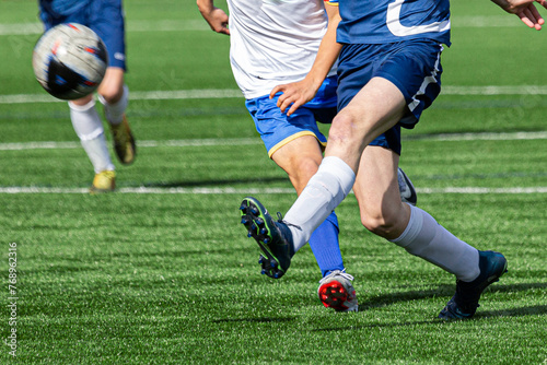 Futbolistas chutando el balón 