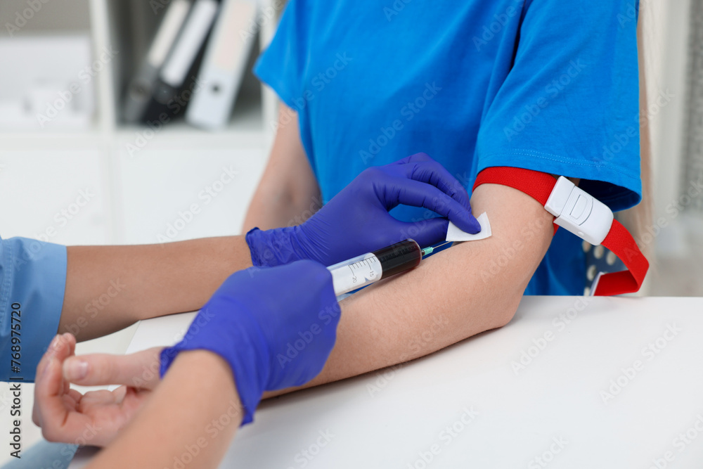 Obraz premium Laboratory testing. Doctor taking blood sample from patient at white table in hospital, closeup