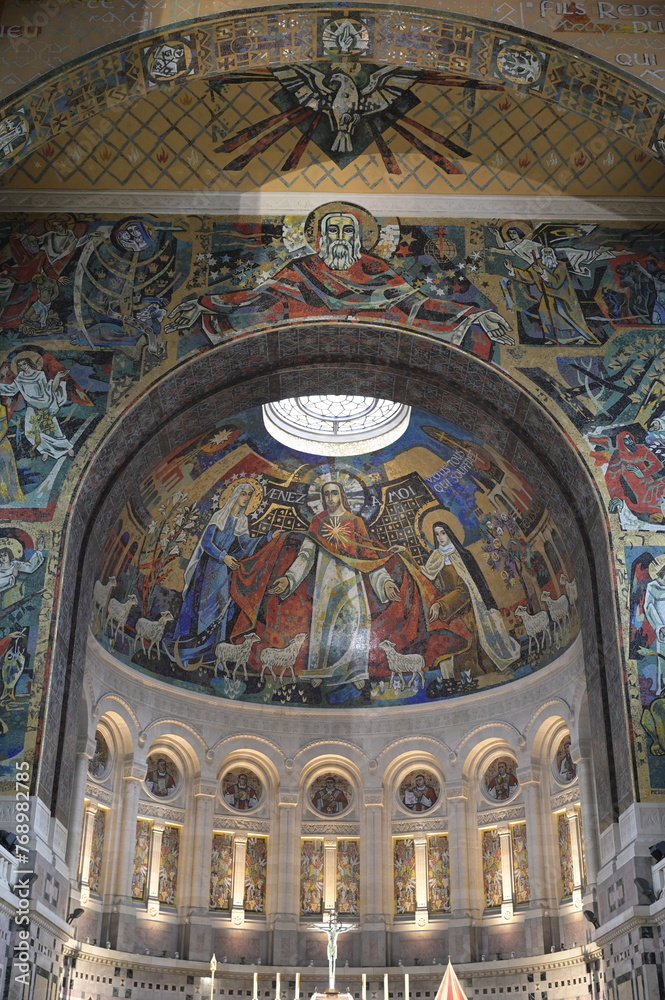 L' intérieur de la Basilique Sainte-Thérèse de Lisieux.