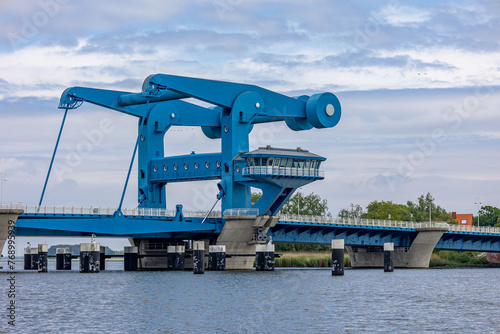 Blaue Zugbrücke über einen Fluss