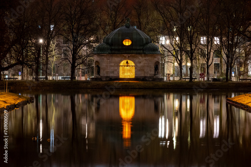 Hubertusbrunnen bei Nacht photo