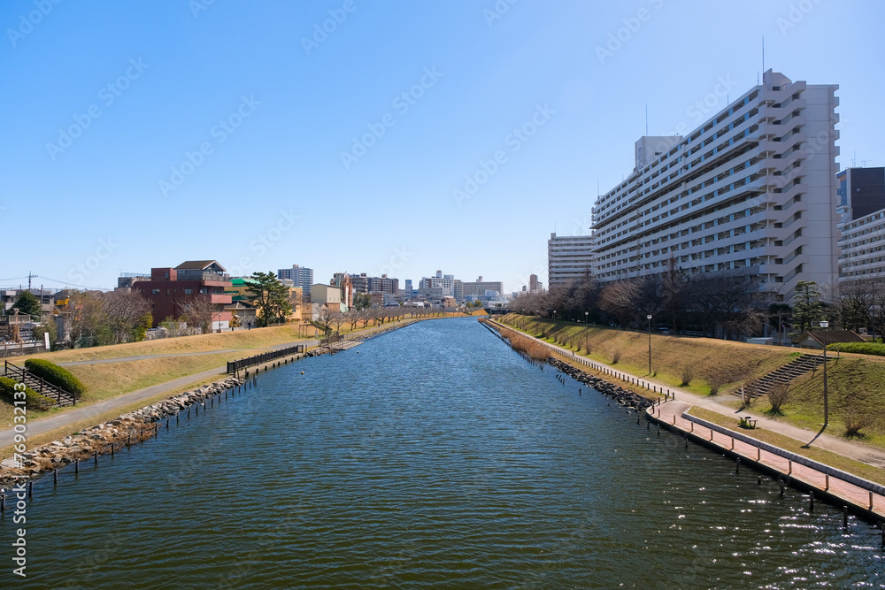 Obraz premium 東京都 ふれあい橋から見える旧中川と江戸川区、江東区の住宅街