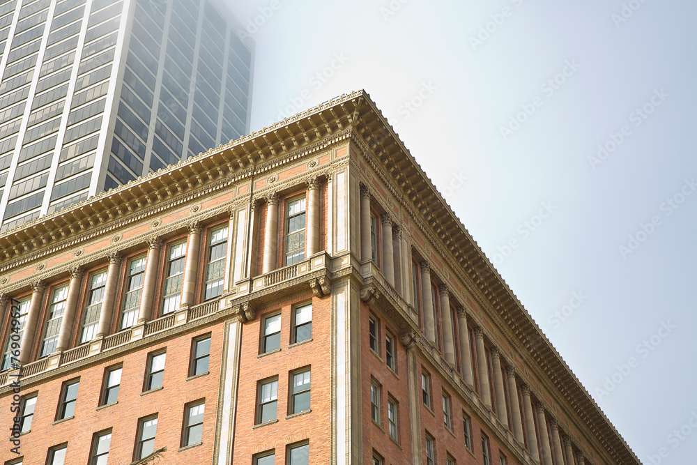 Obraz premium Modern skyscraper and victorian style skyscraper in San Francisco - California - USA