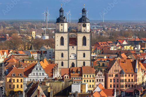 Blick von der Schlosskirche über die Altstadt, im Hintergrund die Stadtkirche St. Marien, Lutherstadt Wittenberg, Sachsen Anhalt, Deutschland 