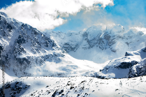 Orla Perć w Tatrach widok znad Czarnego Stawu Gąsienicowego, zimą, szczyty w chmurach © sarns