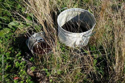 FU 2022-10-09 Blumenfeld 276 Auf der Wiese stehen alte Eimer aus Metall