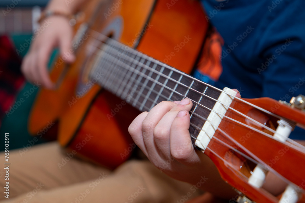 Obraz premium person playing guitar
