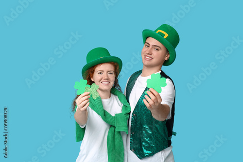 Young couple with paper clo...