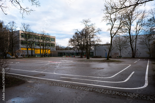 Schulhof in München, Deutschland ohne Schüler leer