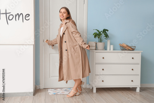 Young woman in trenchcoat c...