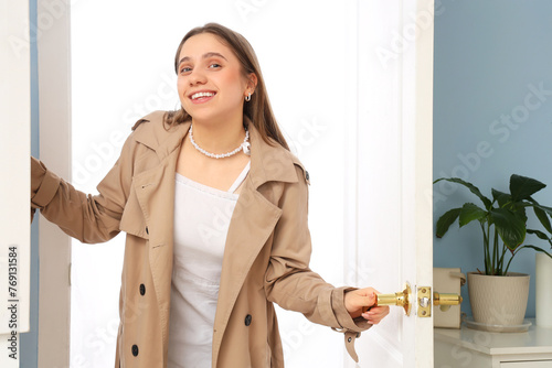 Young woman in trenchcoat w...