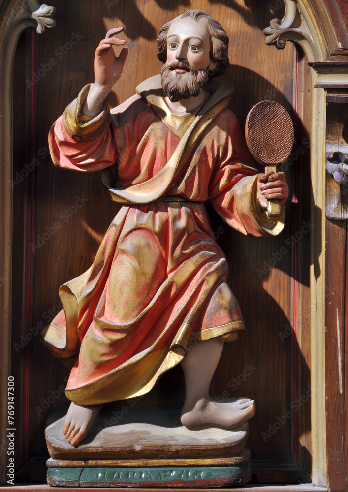 Obraz premium Devotion in Wood: Carved Saints in Catholic Environments