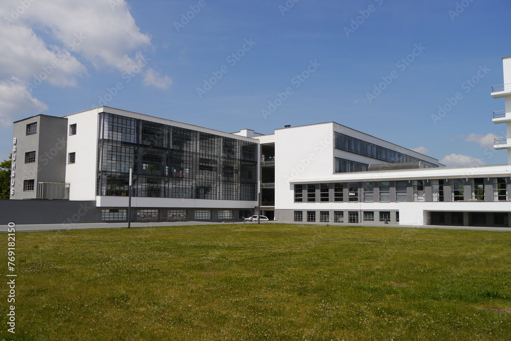 Fototapeta premium Bauhausgebäude in Dessau