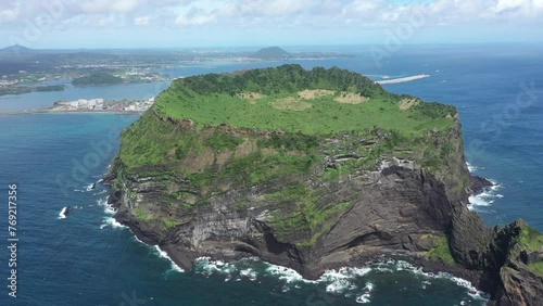 한국 제주도 성산일출봉 주변 도로와 바다 전경 드론 촬영 영상  