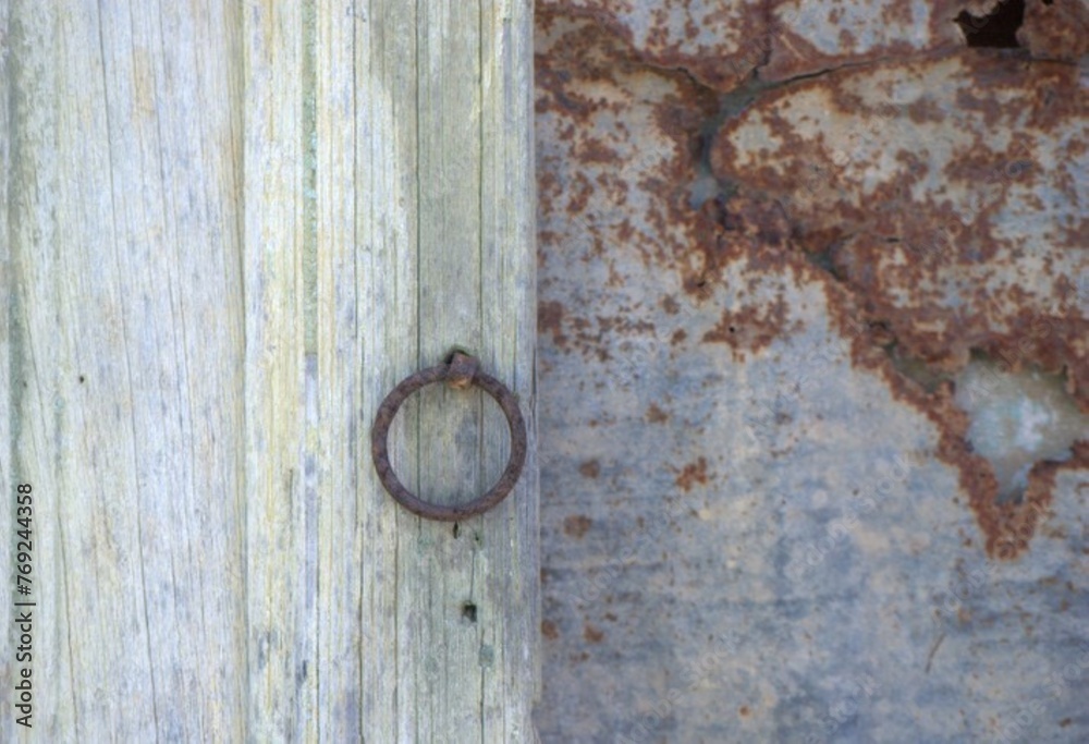 Una vieja puerta de madera marcada por el paso del tiempo y los elementos.
