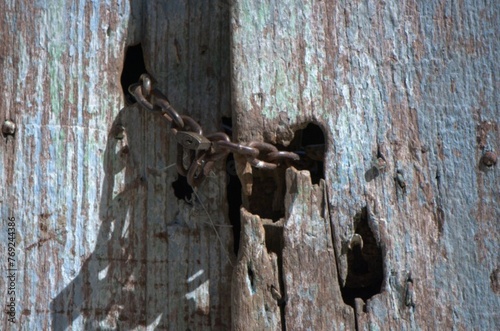 Una vieja puerta de madera marcada por el paso del tiempo y los elementos.
 photo