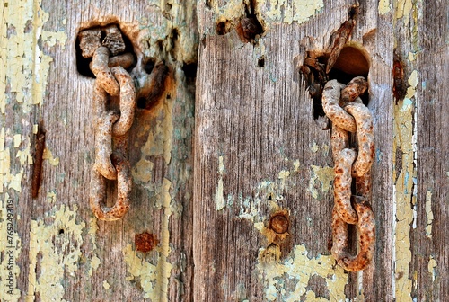 Una vieja puerta de madera marcada por el paso del tiempo y los elementos.