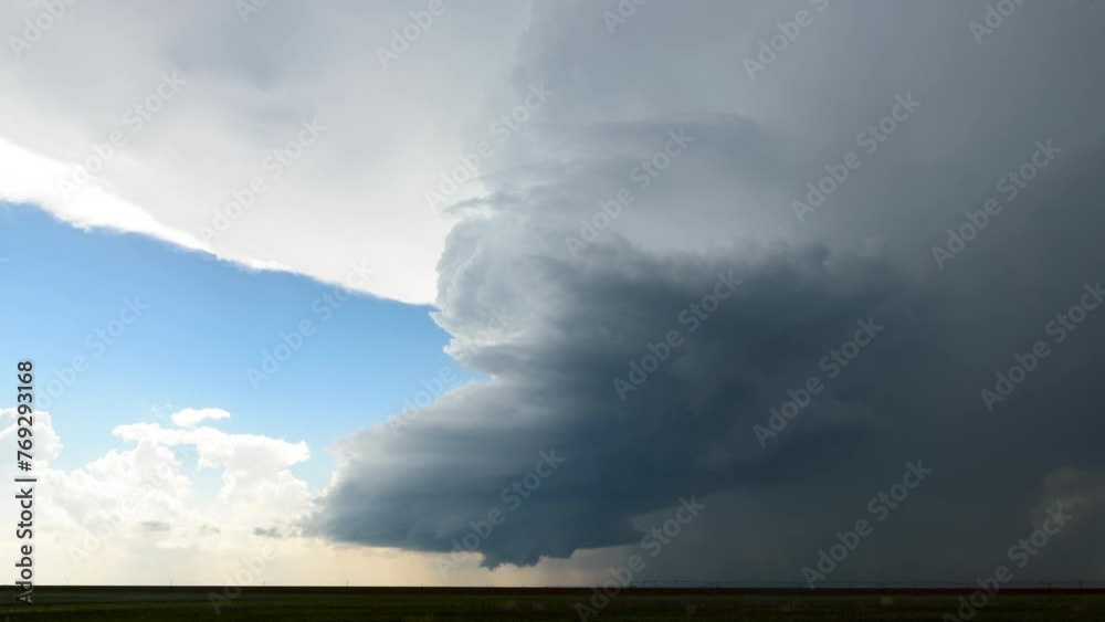 Low-precipitation supercell spins as it strengthens in the Texas Panhandle. Low-precipitation supercell spins as it strengthens in the Texas Panhandle.