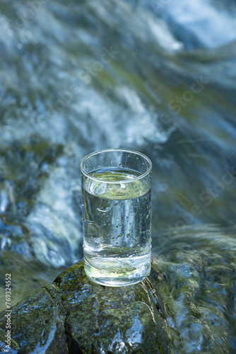 グラスの中の天然水