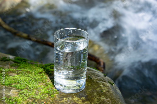 グラスの中の天然水