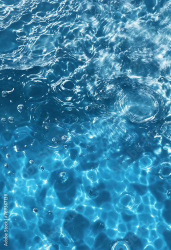波紋、水しぶき、泡を持つ、透明な青い澄んだ水面のテクスチャー